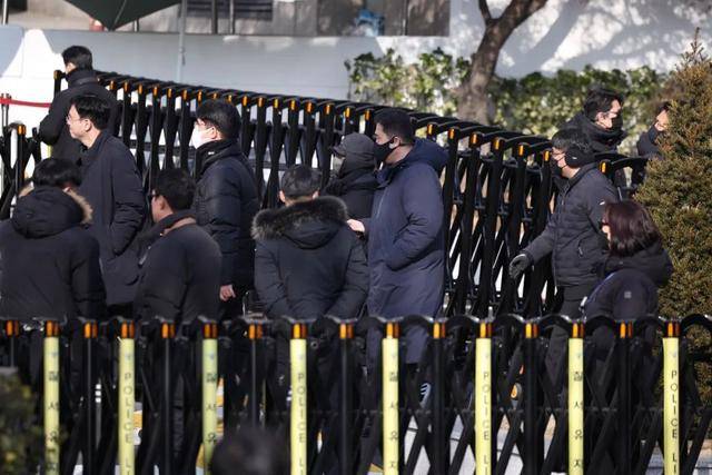 韩国政坛一夜大乱！150人冲进总统府，尹锡悦组织一万支持者拒捕
